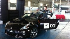 Carlos Murillo junto a un Nissan 370Z