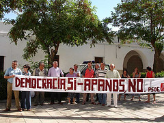 Pancarta desplegada por el PSOE local Protesta del PSOE